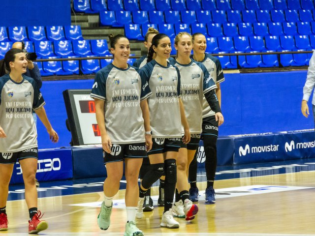 Las jugadoras del Movistar Estudiantes Femenino han calentado con los cubres